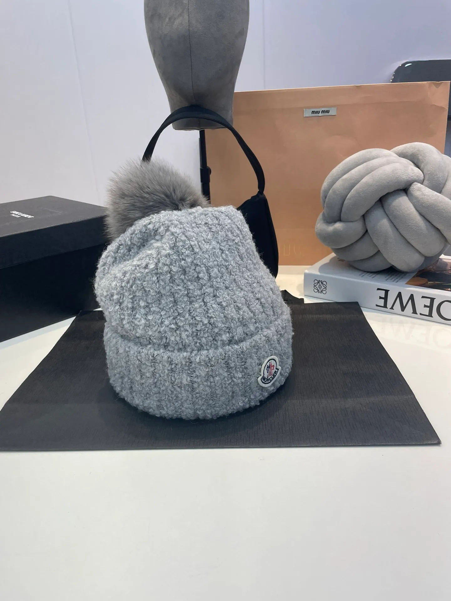 P80 MONCLER 🎩Knitted lamb thick-thread beanie, with real wool balls, good quality, high-end, and super soft! Super hot💖The texture is great and it’s great to match when out on the street! Fashion trends! A must-have item for winter, the same style for men and women, get it now!