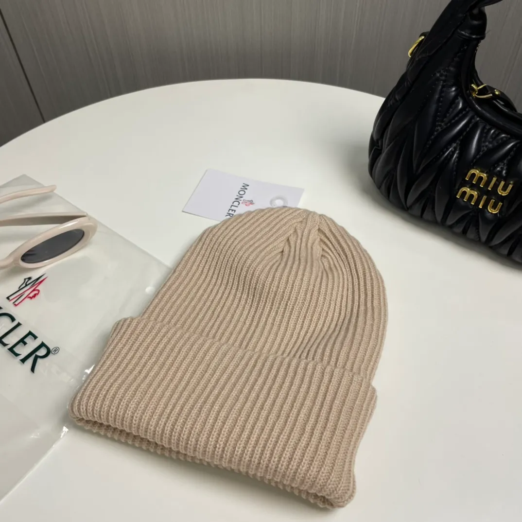 P56 comes with a dust bag for Moncler💥 Official website classic knitted hat, original replica. Very soft and skin-friendly, very elastic 💓 Textured and very versatile style ~ Warm cashmere woolen hat, one size fits all and elastic ~ Unisex, can be worn by any head size. Super quality, highly recommended