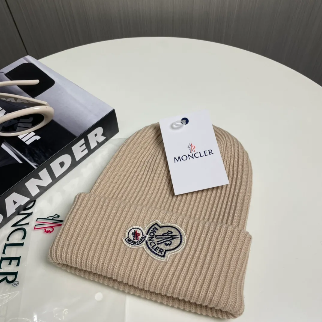 P56 comes with a dust bag for Moncler💥 Official website classic knitted hat, original replica. Very soft and skin-friendly, very elastic 💓 Textured and very versatile style ~ Warm cashmere woolen hat, one size fits all and elastic ~ Unisex, can be worn by any head size. Super quality, highly recommended