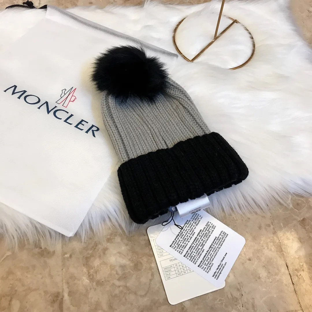 P90 Moncler Mouth Cover 👒 Innovative color matching style, simple and elegant woolen knitted hat, cute and cute fox fur ball, warm and comfortable, super good quality, very age-reducing 👍,