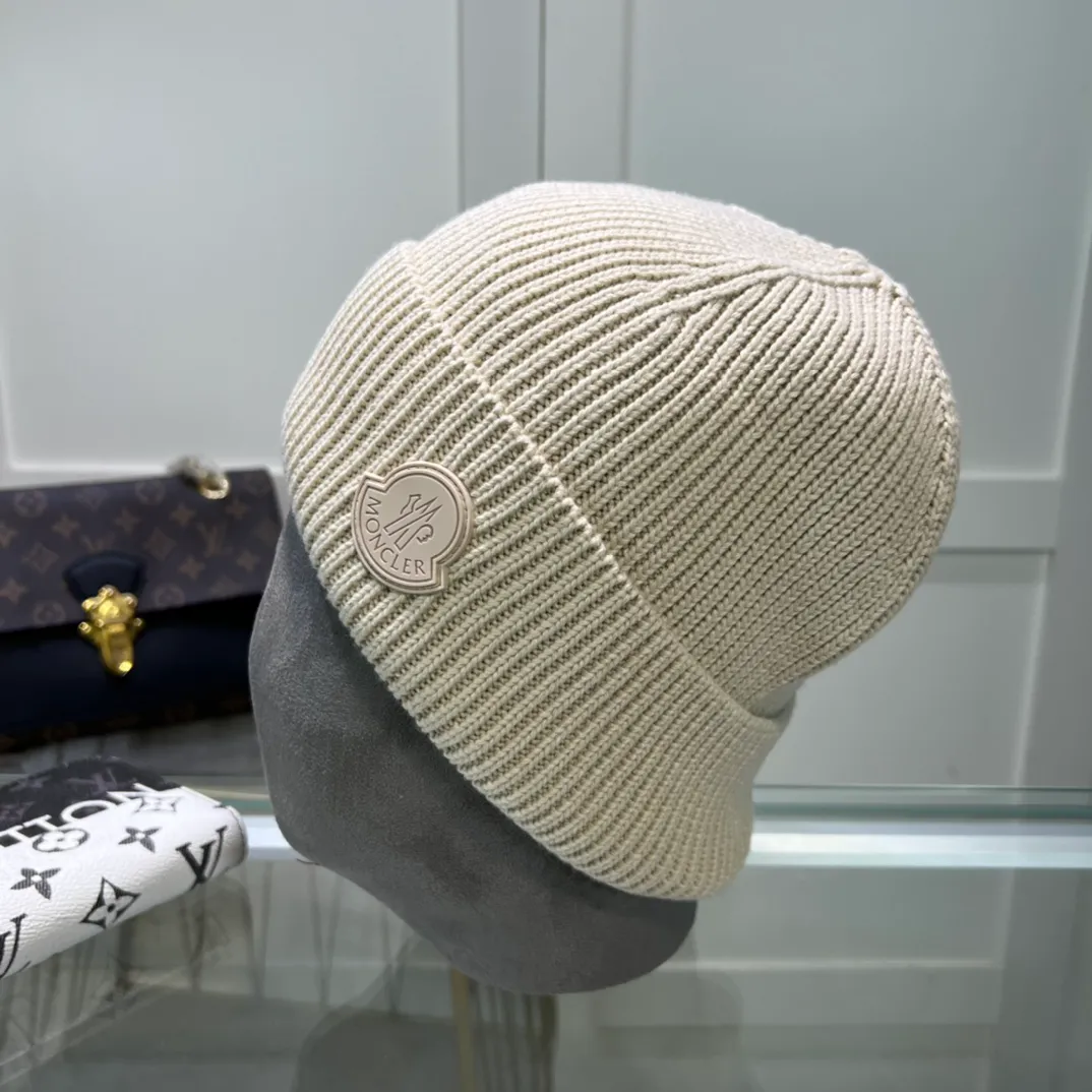 P44 comes with dust bag. MONCLER mouth-covered 🎩 knitted beanie, comes with QR code, good quality, high-end, super soft! Super hot💖The texture is great and it’s great to match when out on the street! Fashion trends! A must-have item for autumn and winter, the same style for men and women is available now!