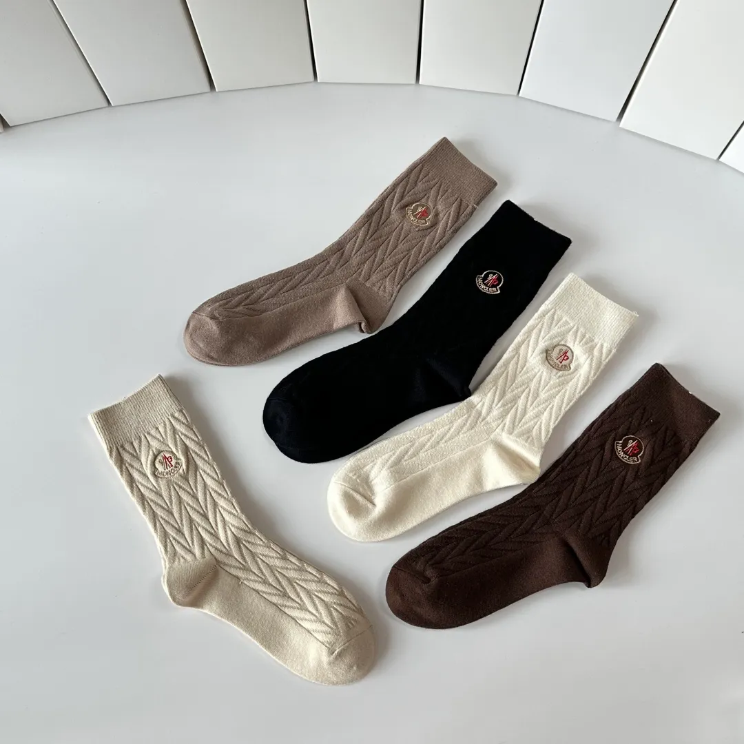 Special P100💛 Comes with counter packaging MONCLER’s latest cashmere embroidered mid-length pile socks! Five pairs in a box, synchronized tube socks at the counter, 💛 big brands are out, a must-have for fashionistas 🔥 super easy to match
