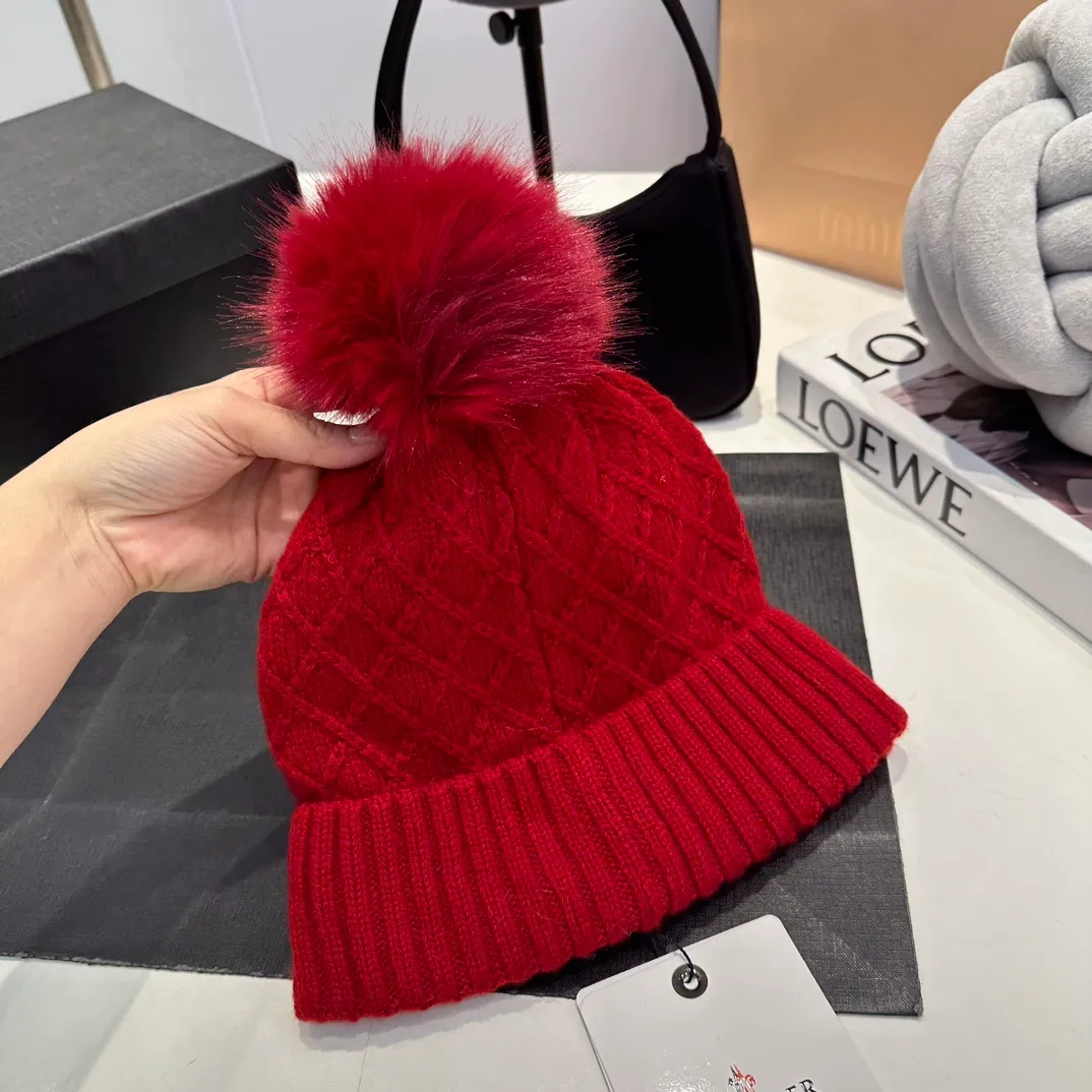 P80 Moncler👒high-end genuine exclusive style, hemp flower knitted hat, made of selected wool, skin-friendly and super soft‼ ️Paired with fox fur balls, it is very age-reducing‼ ️Complete trademark hangtags