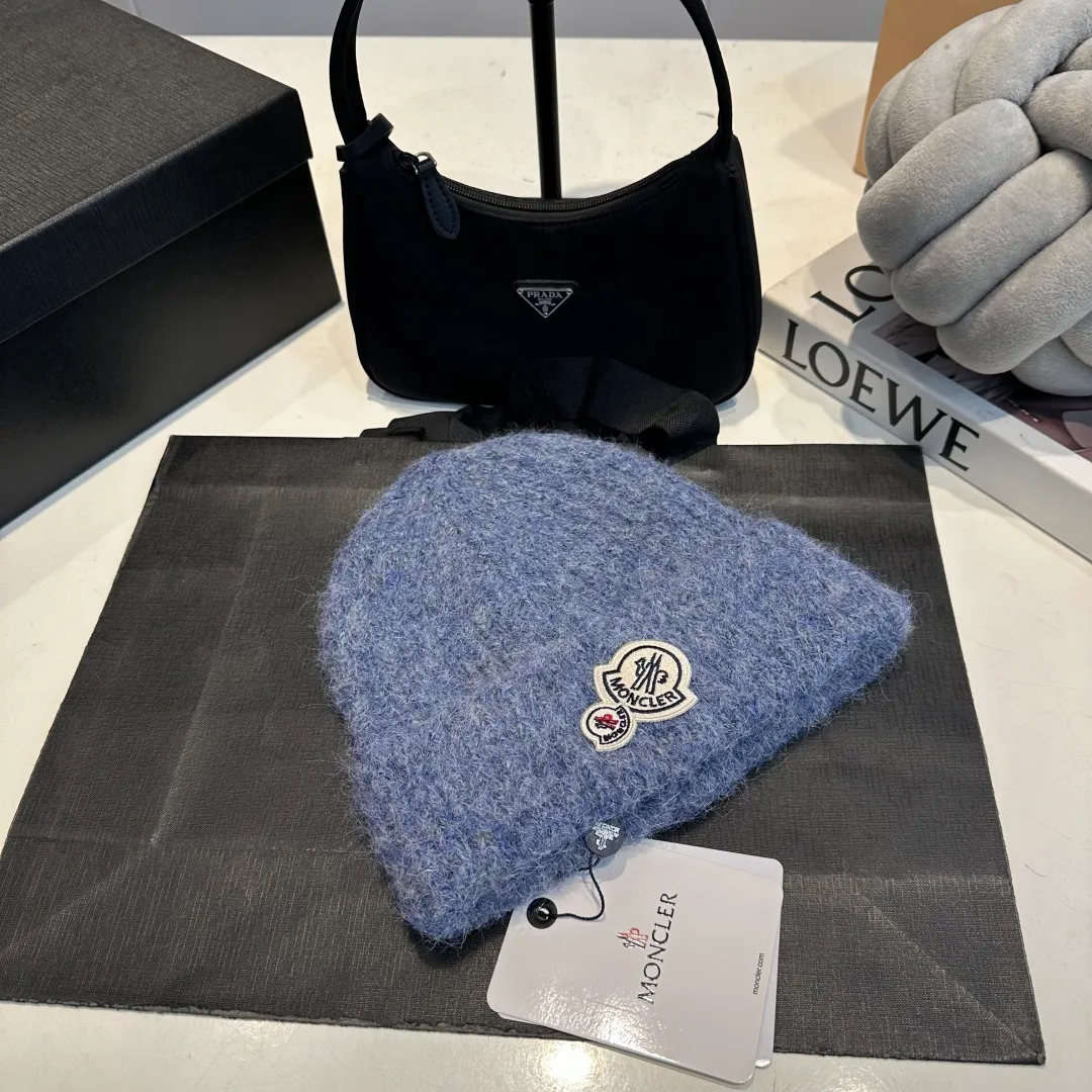 P56 MONCLER 🎩 wool knitted beanie, good quality, high-end, super soft! Super hot💖The texture is great and it’s great to match when out on the street! Fashion trends! A must-have item for winter, the same style for men and women, get it now!