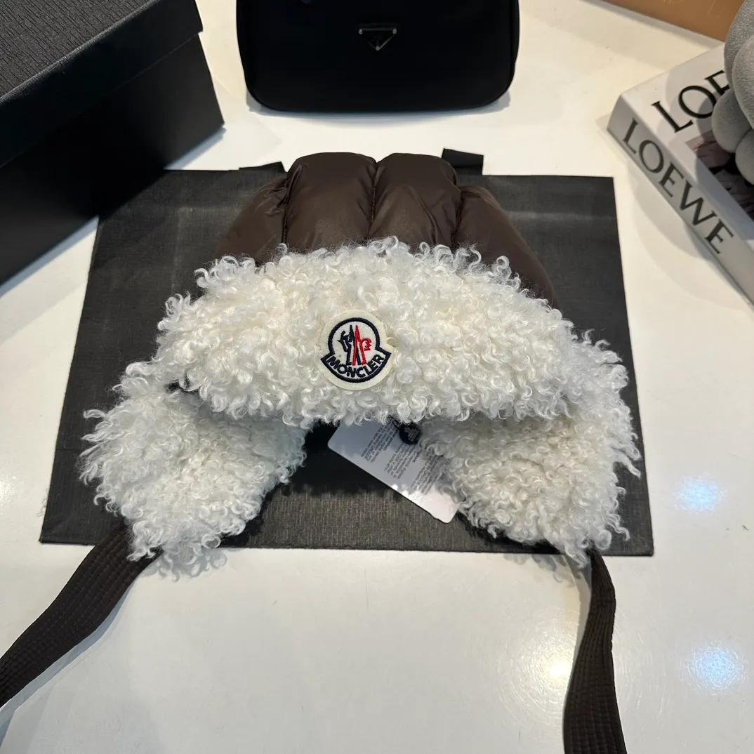 P80 Moncler Muzzle Lei Feng Hat is super warm. This teddy bear jacket is made of high-end blended lamb wool fabric. It feels really good and super soft. The plush material and goose down filling make it visually warm and full of security. This is a must-have lamb down cotton hat for autumn and winter.