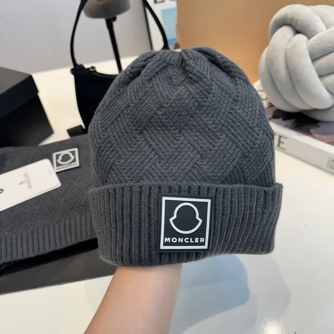 P110 MONCLER classic suit hat! Hat ➕Scarf! Cashmere and Rabbit Velvet Quality! It's warm and super comfortable~A great tool for young ladies to reduce their age in winter~This winter, all you need is a set of hats~It's warm and fashionable! Unisex model! Can be made as a couple model! Complete range of anti-counterfeiting labels and elevators! Many styles, welcome to choose!!