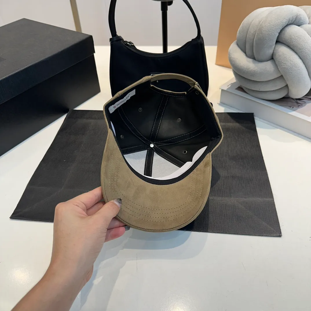 P60 * Moncler masked cotton baseball cap, a treasured item! Paired with exquisite embroidery, versatile colors👌 super flattering and small, same style for men and women, really cool~