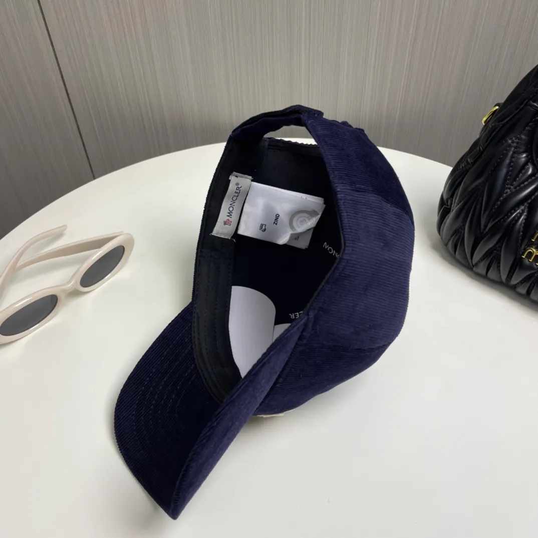 P70 Moncler Mouth Mouth New Autumn and Winter Corduroy Baseball Cap, full of texture. This year’s corduroy hat is really yyds ~