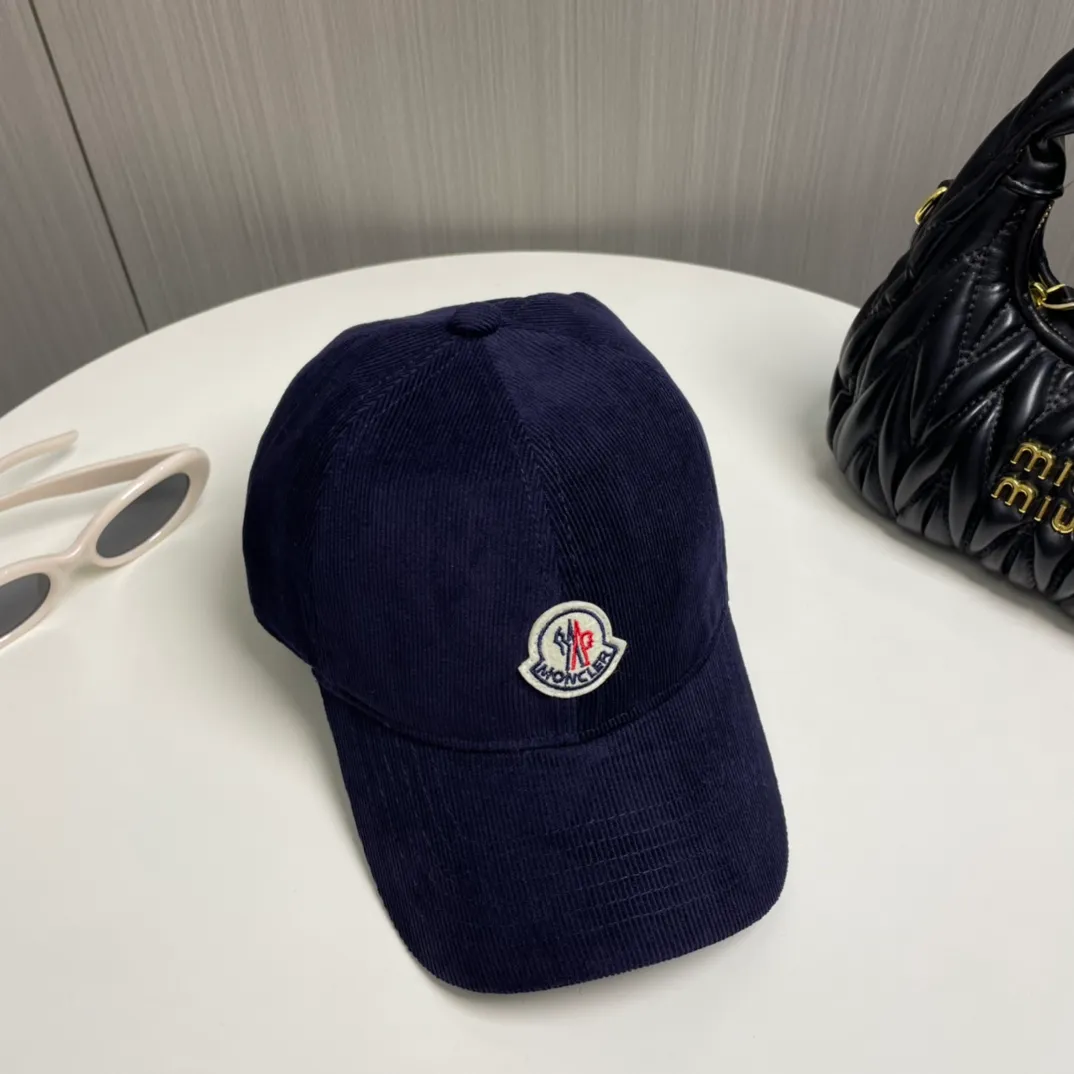 P70 Moncler Mouth Mouth New Autumn and Winter Corduroy Baseball Cap, full of texture. This year’s corduroy hat is really yyds ~