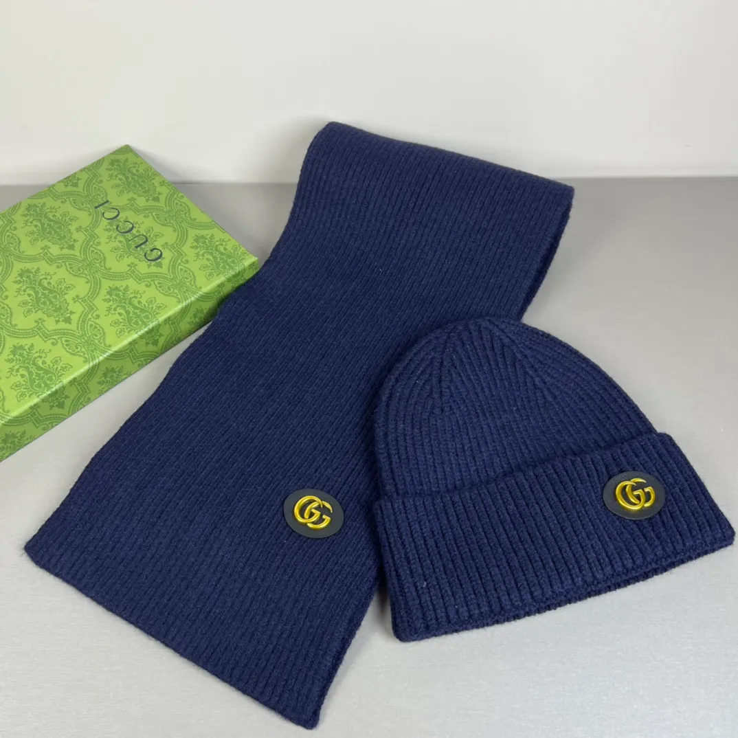 P150 GUCCI classic suit hat! Hat ➕Scarf! Cashmere and Rabbit Velvet Quality! It's warm and super comfortable~A great tool for young ladies to reduce their age in winter~This winter, all you need is a set of hats~It's warm and fashionable! Unisex model! Can be made as a couple model! Complete range of anti-counterfeiting labels and elevators! Many styles, welcome to choose!!