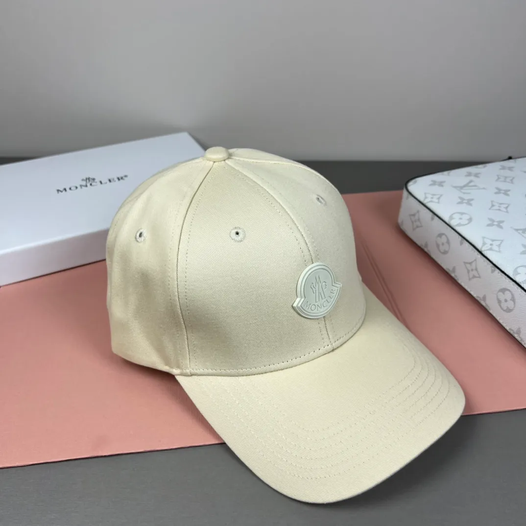 P52 comes with dust bag and MONCLER mouth covering🎩Good quality, high-end and stylish, super popular💖The texture is great, it’s great to match when out on the street! Fashion trends! A must-have item for going out, the same style for men and women, get it now!