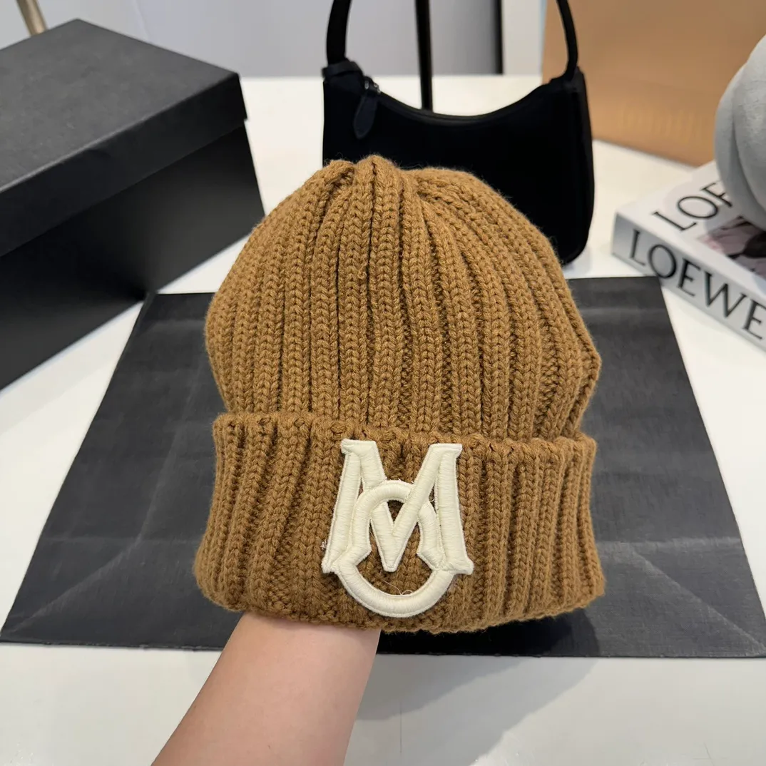 P60 Moncler 💥 Official website classic knitted hat, replica of the original. Very soft and skin-friendly, very elastic 💓 Textured and very versatile style ~ Warm cashmere woolen hat, one size fits all and elastic ~ Unisex, can be worn by any head size. Super quality, highly recommended