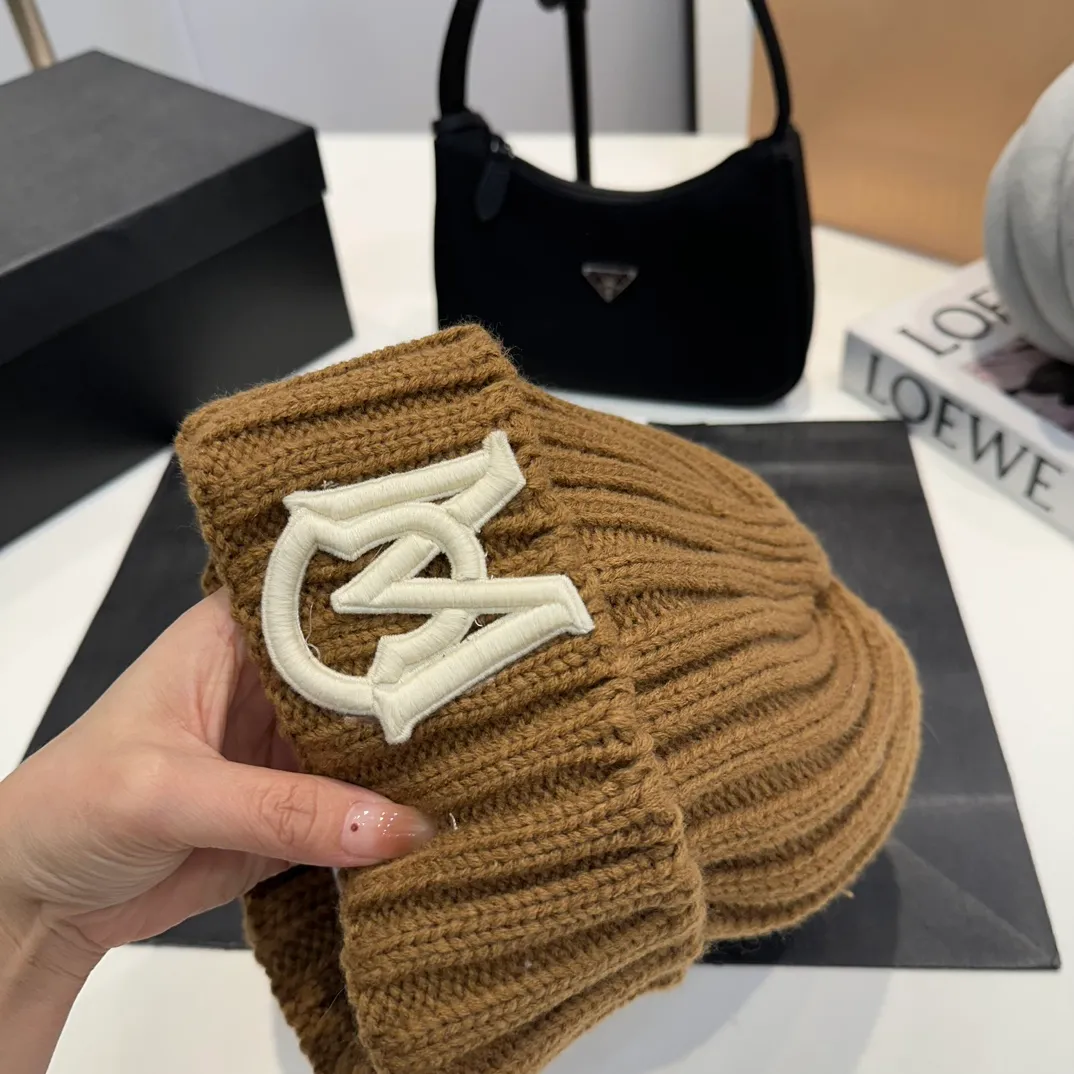 P60 Moncler 💥 Official website classic knitted hat, replica of the original. Very soft and skin-friendly, very elastic 💓 Textured and very versatile style ~ Warm cashmere woolen hat, one size fits all and elastic ~ Unisex, can be worn by any head size. Super quality, highly recommended