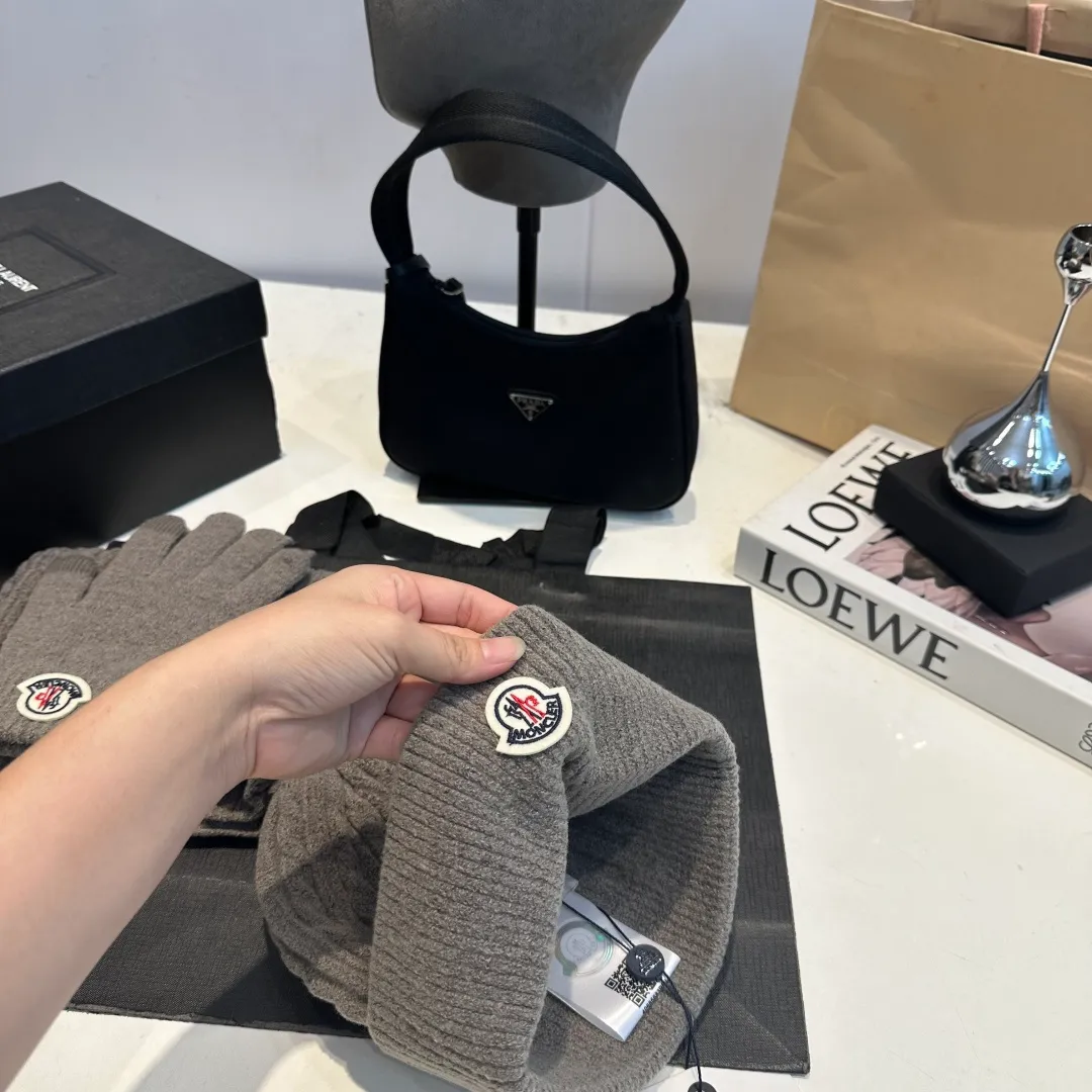 p140 Moncler muzzle suit hat + gloves + scarf autumn and winter style knitted beanie. This must be a minimalist favorite. It is clean, neat, fashionable and versatile, and will never be picky about your face shape! A fashionable classic that lasts forever! Both men and women are welcome
