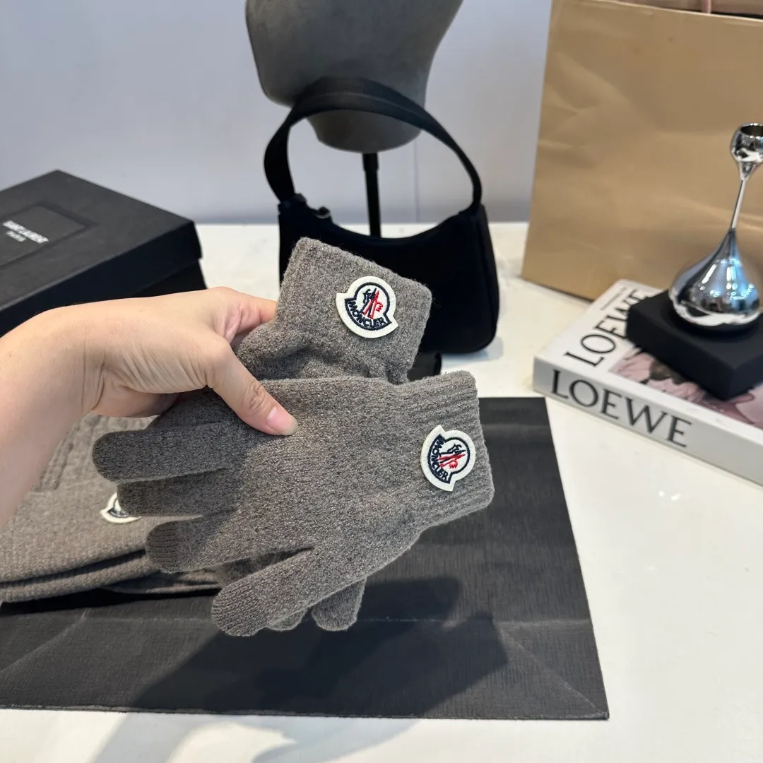 p140 Moncler muzzle suit hat + gloves + scarf autumn and winter style knitted beanie. This must be a minimalist favorite. It is clean, neat, fashionable and versatile, and will never be picky about your face shape! A fashionable classic that lasts forever! Both men and women are welcome