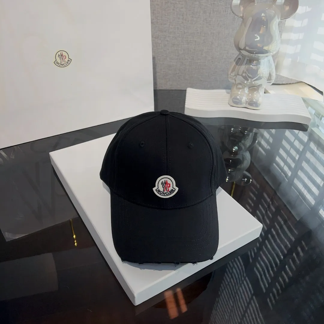 P60 moncler masked* American retro embroidered baseball cap. High version counter model with fine letters~ The hat itself is very stylish. It goes well with crazy calls and stir-fried chicken. It adds a sense of atmosphere!