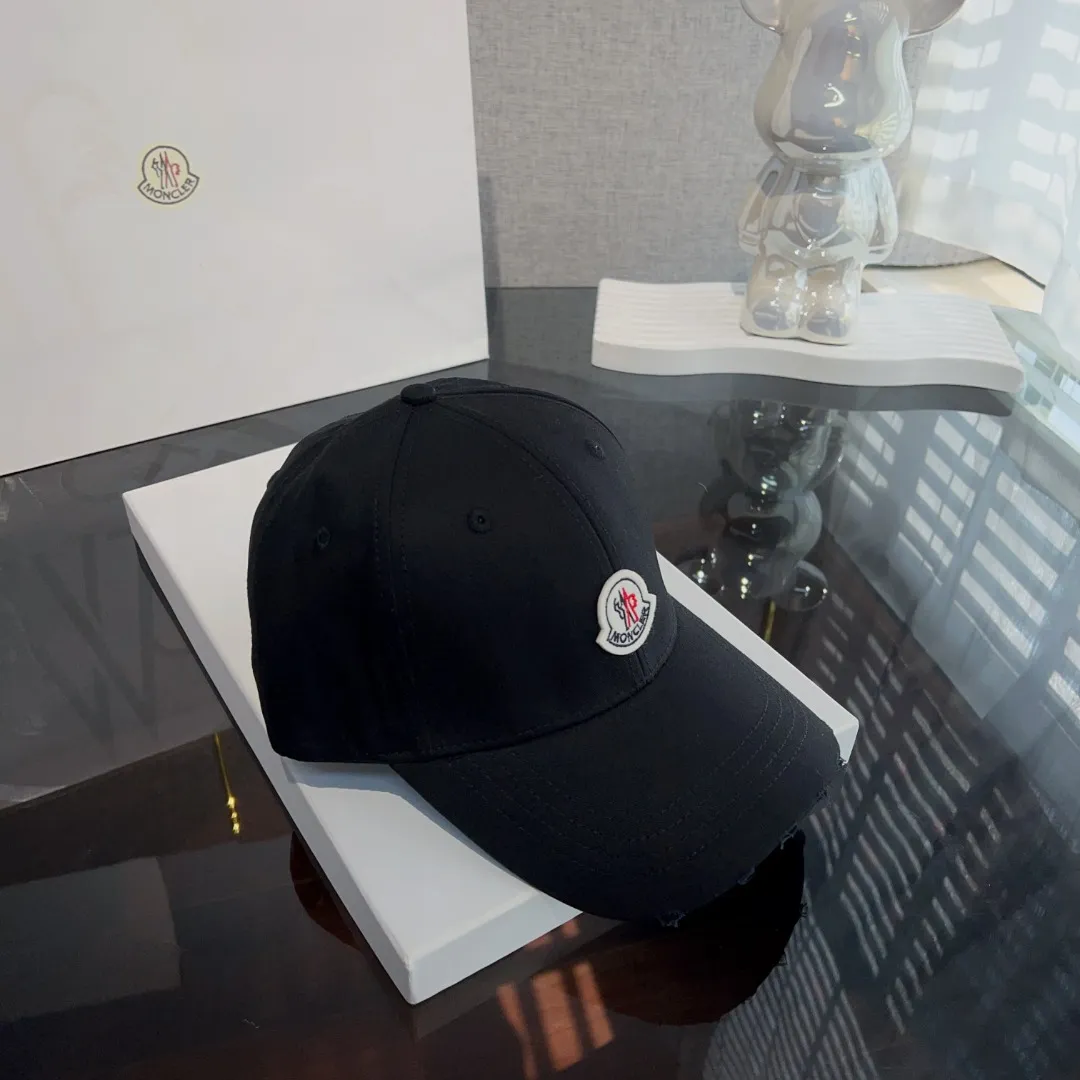 P60 moncler masked* American retro embroidered baseball cap. High version counter model with fine letters~ The hat itself is very stylish. It goes well with crazy calls and stir-fried chicken. It adds a sense of atmosphere!