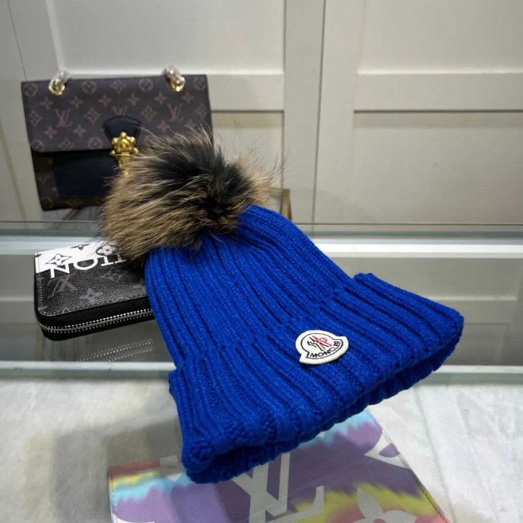 P70 comes with dust-proof bag. Mouth-mounted MONCLER 〈Suitable for adults, children, children and teenagers, great elasticity,〉 Comes with wool ball knitting! The latest wool knitted hat from the official website, a replica of the original one from the official website. Very soft and skin-friendly, with good elasticity! Textured and very versatile style~ Warm woolen hat, one size fits all and elastic~ Unisex, can be worn by any head size. Really recommended