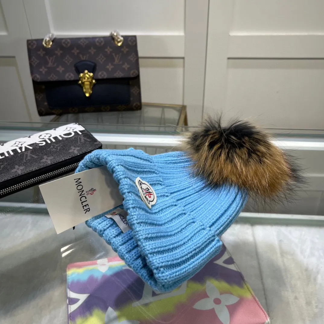 P70 comes with dust-proof bag. Mouth-mounted MONCLER 〈Suitable for adults, children, children and teenagers, great elasticity,〉 Comes with wool ball knitting! The latest wool knitted hat from the official website, a replica of the original one from the official website. Very soft and skin-friendly, with good elasticity! Textured and very versatile style~ Warm woolen hat, one size fits all and elastic~ Unisex, can be worn by any head size. Really recommended