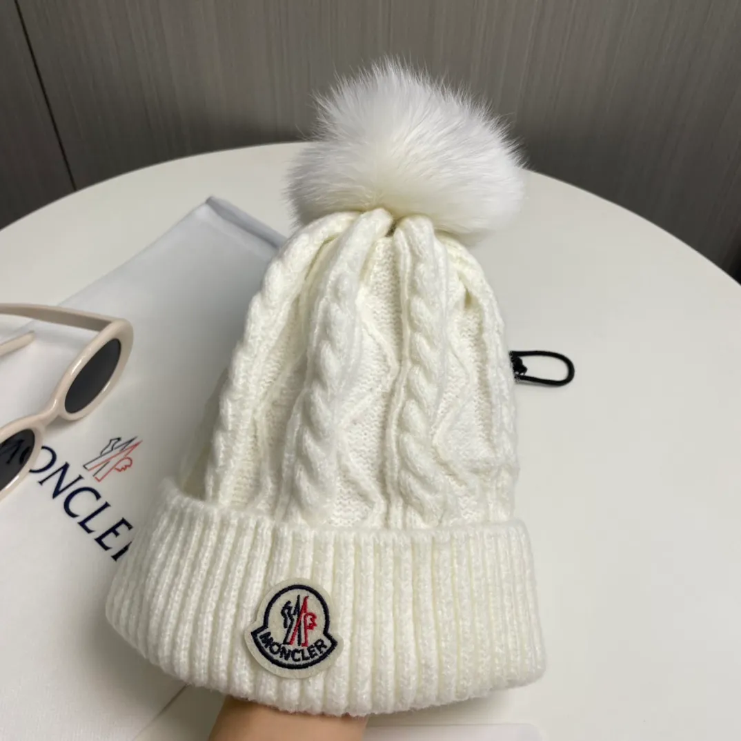 P90 with dust bag Moncler👒Classic original single-mouthed knitted wool hat, made of selected wool fabrics with ultra-high wool content‼ ️It feels super soft and has excellent elasticity. The rabbit fur ball is high-end, age-reducing and super warm!
