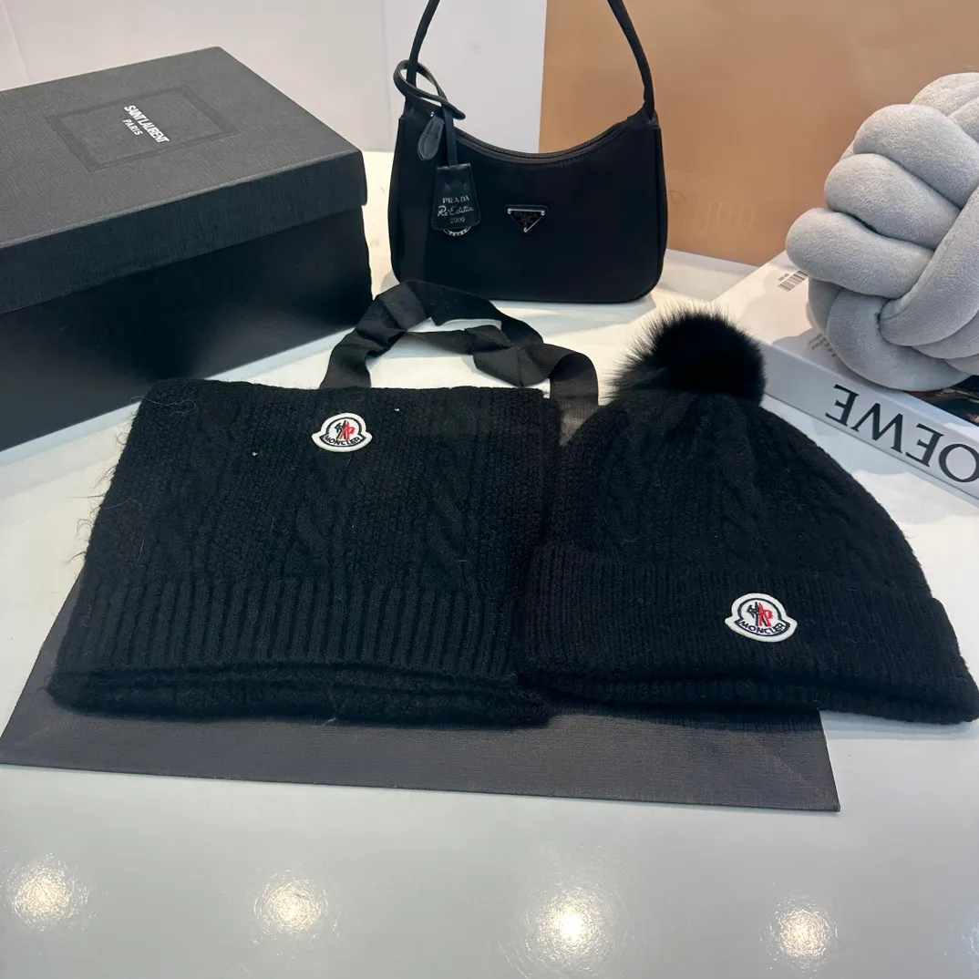 P180 MONCLER Mouth Cover Suit♥️Original hat and scarf set! Made of rabbit velvet➕cashmere, with a 15cm fox fur ball, a real fur ball! Warm and fashionable 😱[愄火] Versatile style [Love] The texture is very good, comfortable and breathable [Hey ha] Looks good no matter how you match it [Shh] A must-have for fashionistas [Wit] 4 colors available❤️❤️Unisex, the ball can be removed