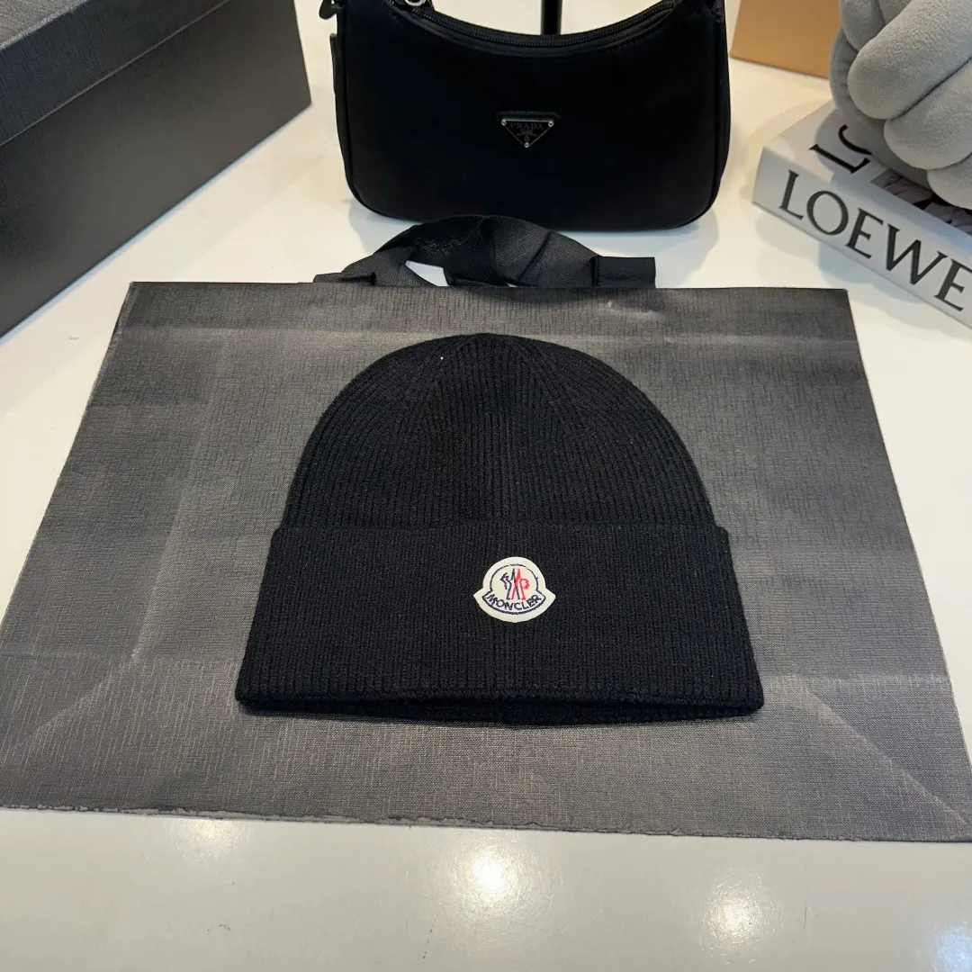 P130 Moncler autumn and winter counter style knitted beanie + scarf with classic pattern, warm and fashionable! Fashionable and popular 🌸First-class texture, pure wool