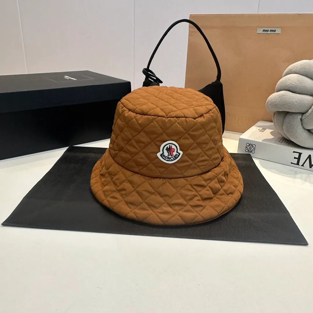 P70 Moncler Meng Mouth Women's Down Cotton Warm Fisherman Hat in Autumn and Winter. Lightweight, warm and comfortable winter fisherman hat. Diamond-shaped embroidered thread quilted, windproof and cold-proof. Also suitable for babies with big head circumferences.