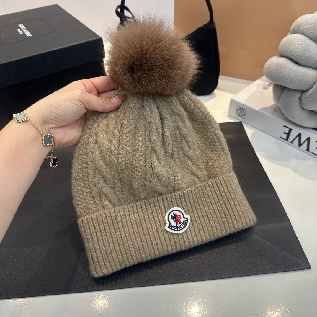 P180 MONCLER Mouth Cover Suit♥️Original hat and scarf set! Made of rabbit velvet➕cashmere, with a 15cm fox fur ball, a real fur ball! Warm and fashionable 😱[愄火] Versatile style [Love] The texture is very good, comfortable and breathable [Hey ha] Looks good no matter how you match it [Shh] A must-have for fashionistas [Wit] 4 colors available❤️❤️Unisex, the ball can be removed