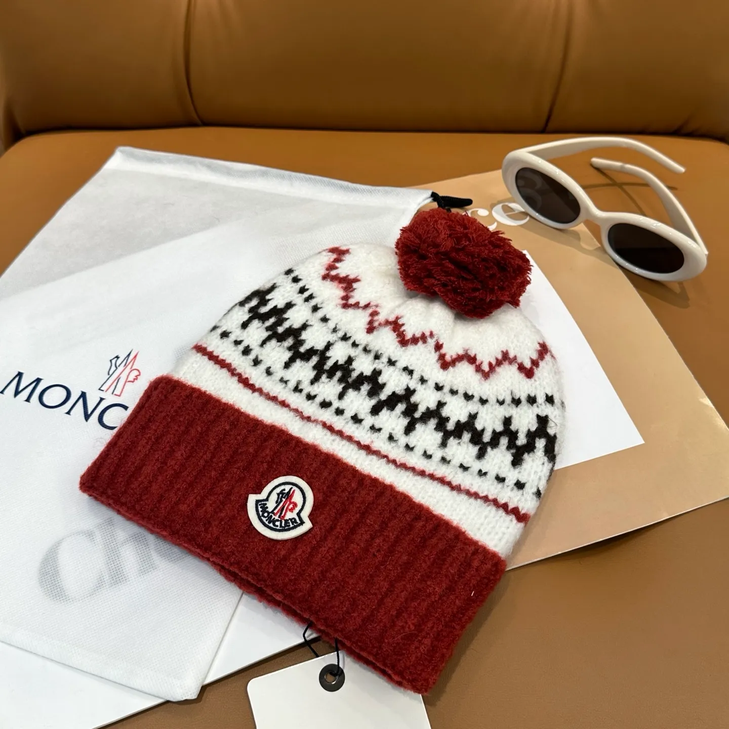 P70 high version Moncler knitted hat with mouth, very soft and skin-friendly, very elastic 💓 Textured and very versatile style ~ Warm cashmere woolen hat, one size fits all and elastic ~ Unisex, can be worn by any head size. Super quality, highly recommended