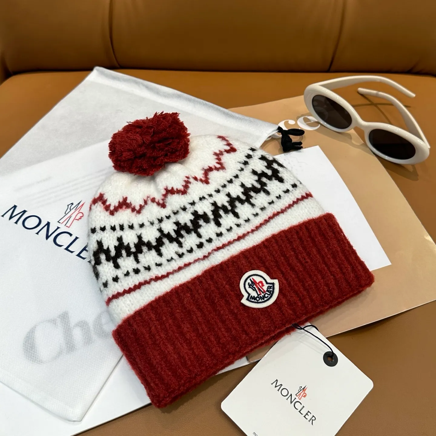 P70 high version Moncler knitted hat with mouth, very soft and skin-friendly, very elastic 💓 Textured and very versatile style ~ Warm cashmere woolen hat, one size fits all and elastic ~ Unisex, can be worn by any head size. Super quality, highly recommended