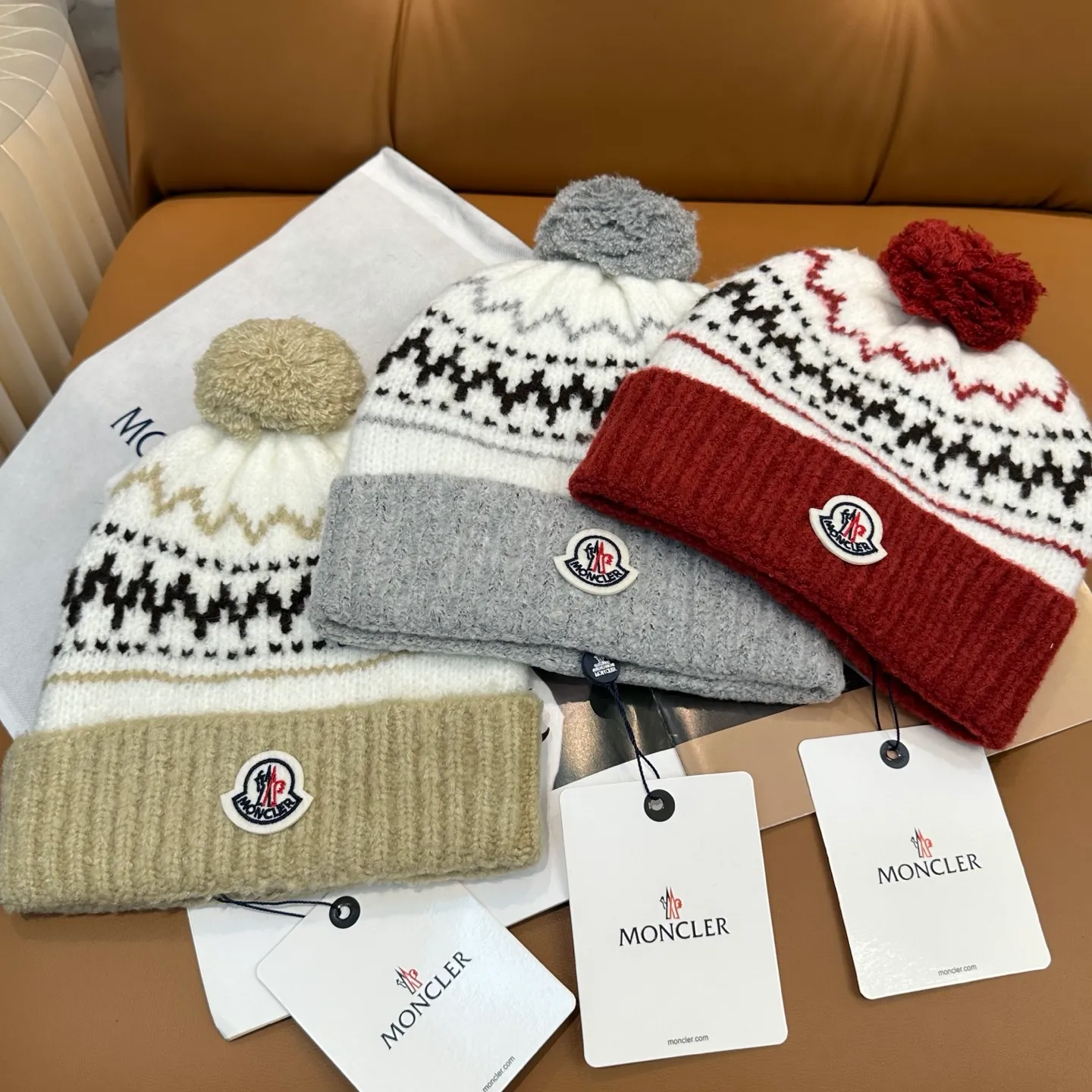 P70 high version Moncler knitted hat with mouth, very soft and skin-friendly, very elastic 💓 Textured and very versatile style ~ Warm cashmere woolen hat, one size fits all and elastic ~ Unisex, can be worn by any head size. Super quality, highly recommended