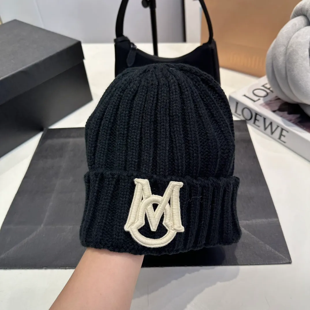 P60 Moncler 💥 Official website classic knitted hat, replica of the original. Very soft and skin-friendly, very elastic 💓 Textured and very versatile style ~ Warm cashmere woolen hat, one size fits all and elastic ~ Unisex, can be worn by any head size. Super quality, highly recommended