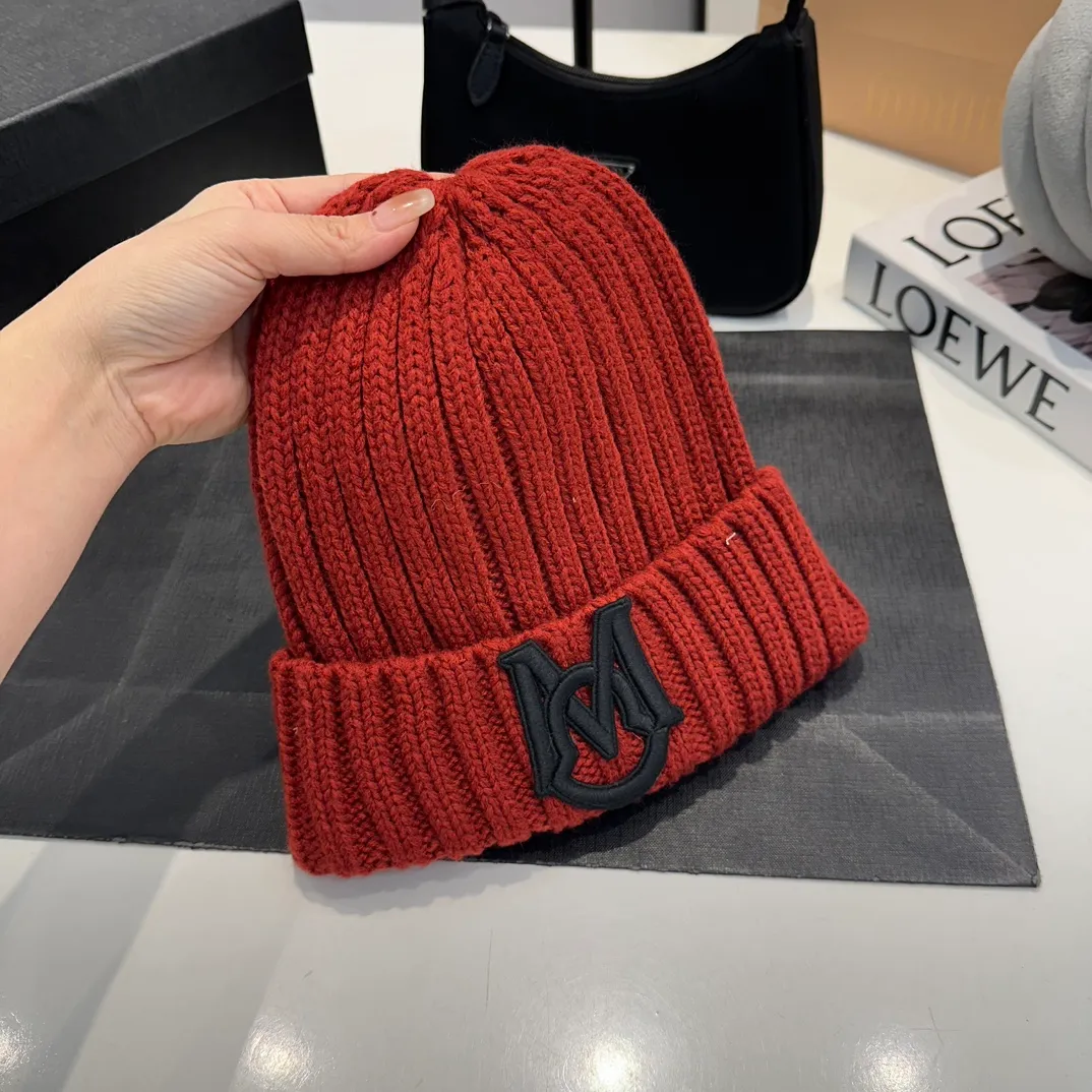 P58 Moncler 💥 Official website classic knitted hat, replica of the original. Very soft and skin-friendly, very elastic 💓 Textured and very versatile style ~ Warm cashmere woolen hat, one size fits all and elastic ~ Unisex, can be worn by any head size. Super quality, highly recommended