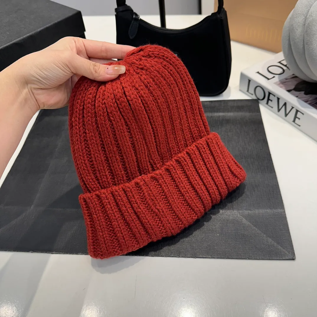 P58 Moncler 💥 Official website classic knitted hat, replica of the original. Very soft and skin-friendly, very elastic 💓 Textured and very versatile style ~ Warm cashmere woolen hat, one size fits all and elastic ~ Unisex, can be worn by any head size. Super quality, highly recommended