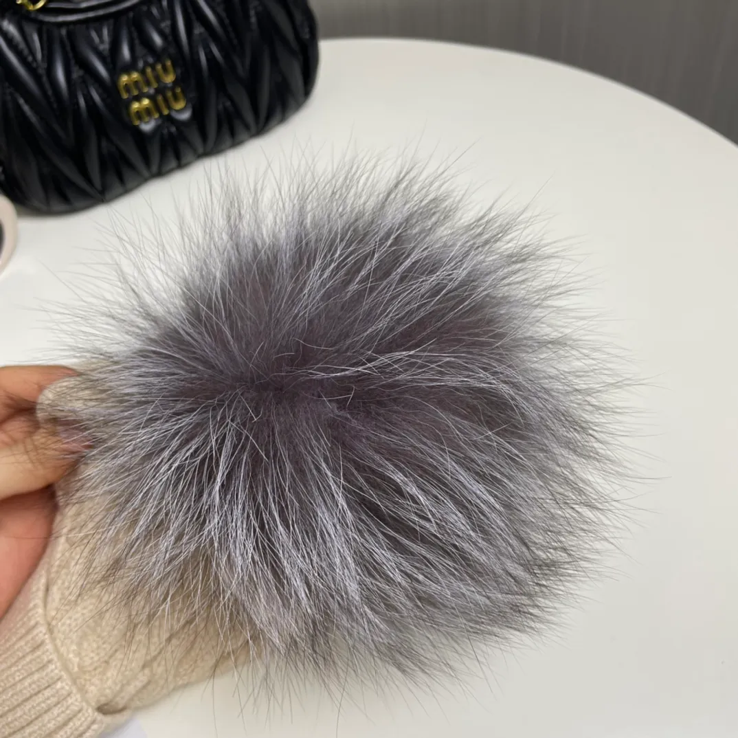 P90 with dust bag Moncler👒Classic original single-mouthed knitted wool hat, made of selected wool fabrics with ultra-high wool content‼ ️It feels super soft and has excellent elasticity. The rabbit fur ball is high-end, age-reducing and super warm!
