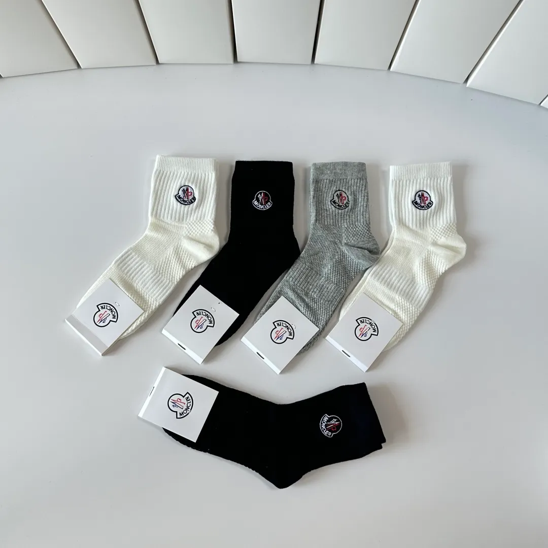 Special P90💛 Comes with counter packaging MONCLER’s latest mid-length embroidered socks! Five pairs in a box, synchronized tube socks at the counter, 💛 big brands are out, a must-have for fashionistas 🔥 super easy to match