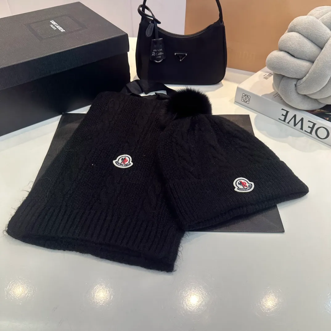 P178 MONCLER Mouth Cover Suit♥️Original single hat and scarf set! Made of rabbit velvet➕cashmere, with a 15cm fox fur ball, a real fur ball! Warm and fashionable 😱[愄火] Versatile style [Love] The texture is very good, comfortable and breathable [Hey ha] Looks good no matter how you match it [Shh] A must-have for fashionistas [Wit] 4 colors available❤️❤️Unisex, the ball can be removed