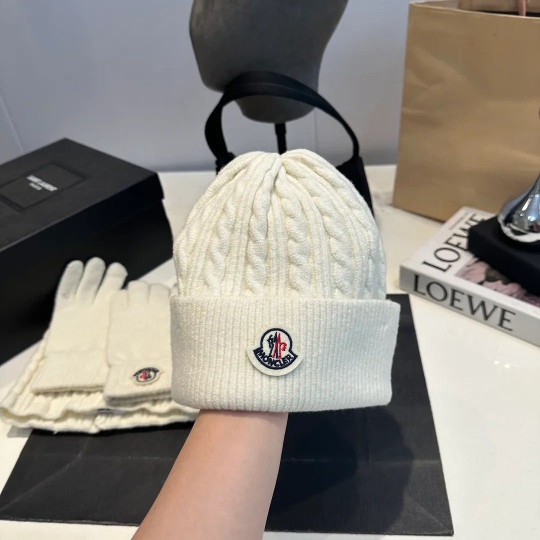 p140 Moncler muzzle suit hat + gloves + scarf autumn and winter style knitted beanie. This must be a minimalist favorite. It is clean, neat, fashionable and versatile, and will never be picky about your face shape! A fashionable classic that lasts forever! Both men and women are welcome