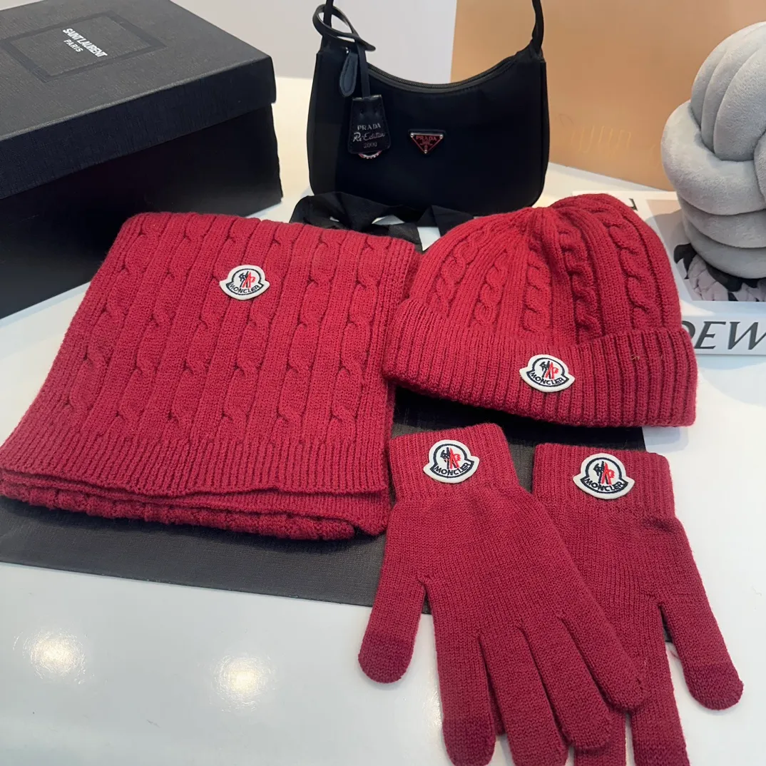 P180 Moncler autumn and winter counter model knitted beanie + scarf + gloves three-piece set, classic pattern, warm and fashionable! Fashionable and popular 🌸First-class texture, pure wool