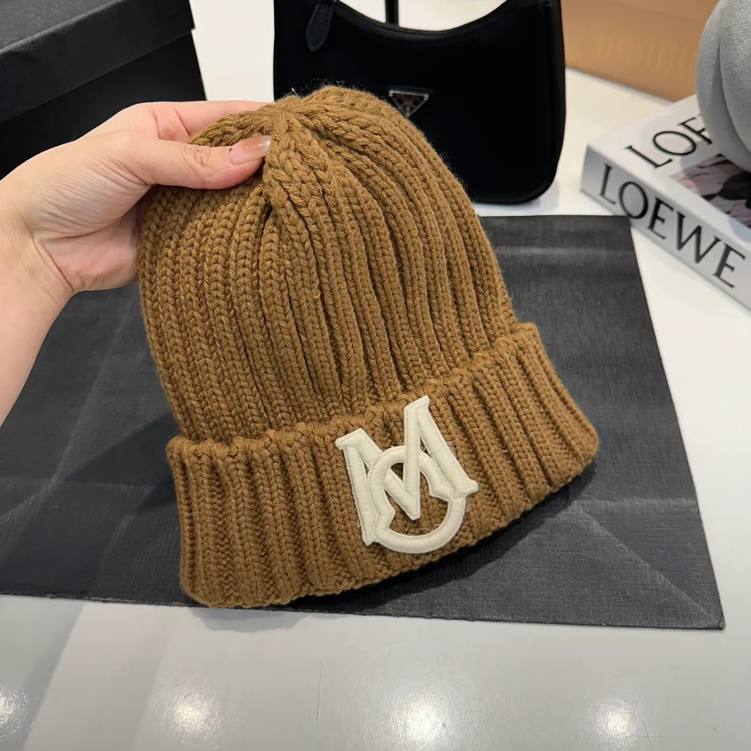 P60 Moncler 💥 Official website classic knitted hat, replica of the original. Very soft and skin-friendly, very elastic 💓 Textured and very versatile style ~ Warm cashmere woolen hat, one size fits all and elastic ~ Unisex, can be worn by any head size. Super quality, highly recommended