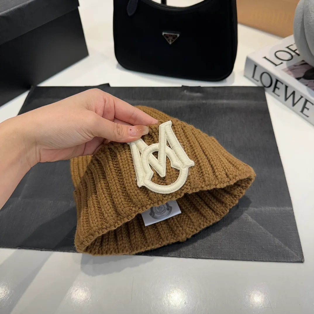 P60 Moncler 💥 Official website classic knitted hat, replica of the original. Very soft and skin-friendly, very elastic 💓 Textured and very versatile style ~ Warm cashmere woolen hat, one size fits all and elastic ~ Unisex, can be worn by any head size. Super quality, highly recommended