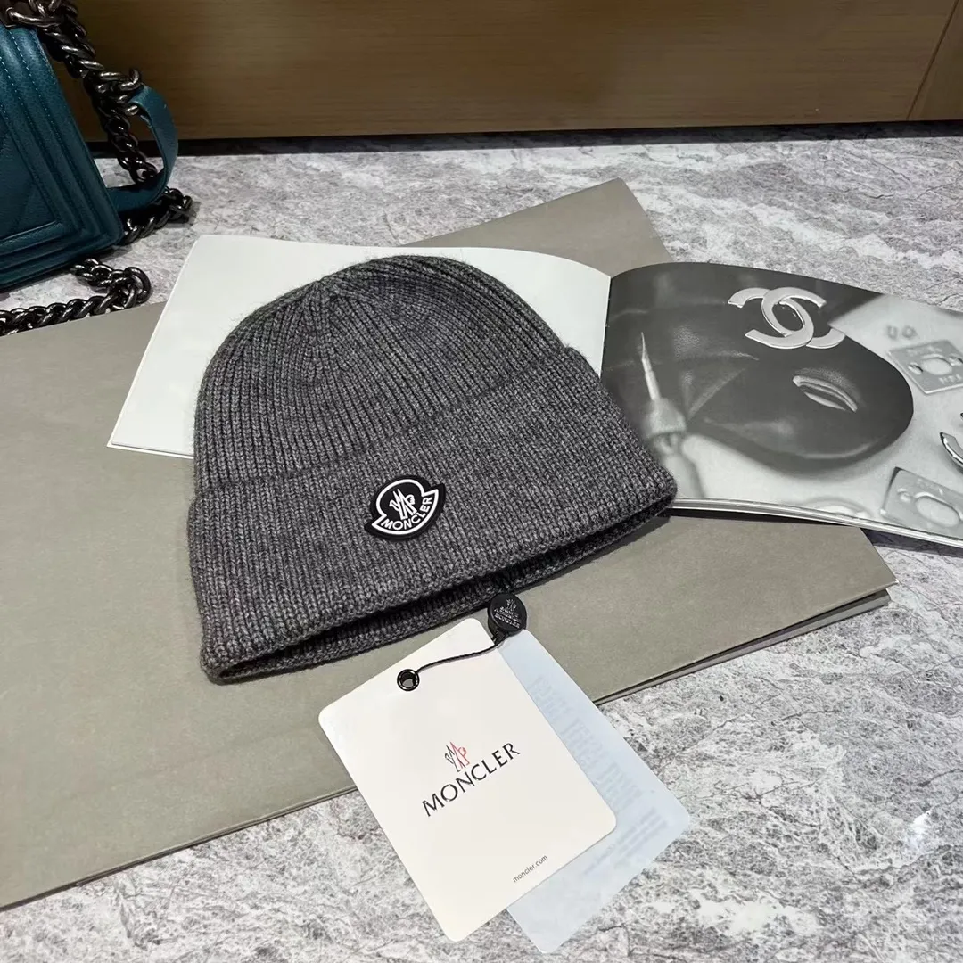 Moncler muzzle knitted hat
