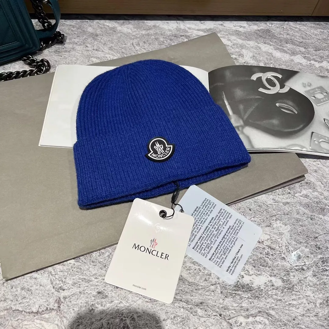 Moncler muzzle knitted hat