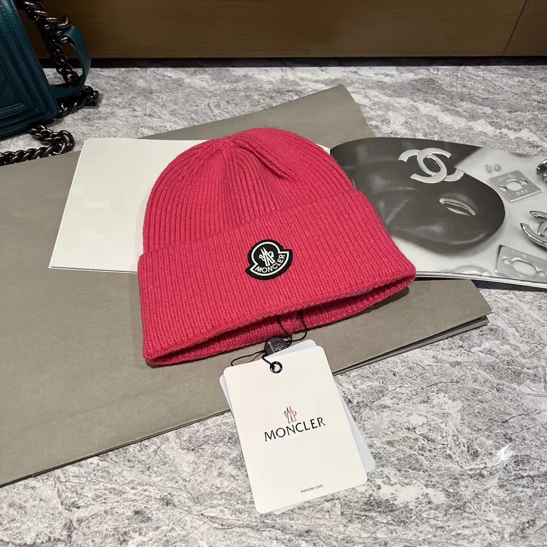 Moncler muzzle knitted hat