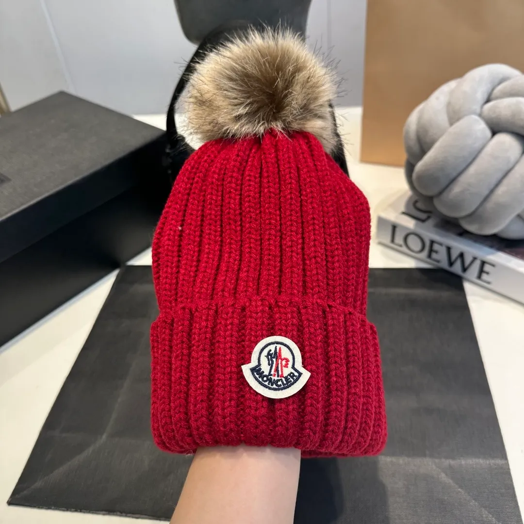 P50 high version Moncler Moncler 💥 Official website classic knitted hat, replica of the original. Very soft and skin-friendly, very elastic 💓 Textured and very versatile style ~ Warm cashmere woolen hat, one size fits all and elastic ~ Unisex, can be worn by any head size. Super quality, highly recommended