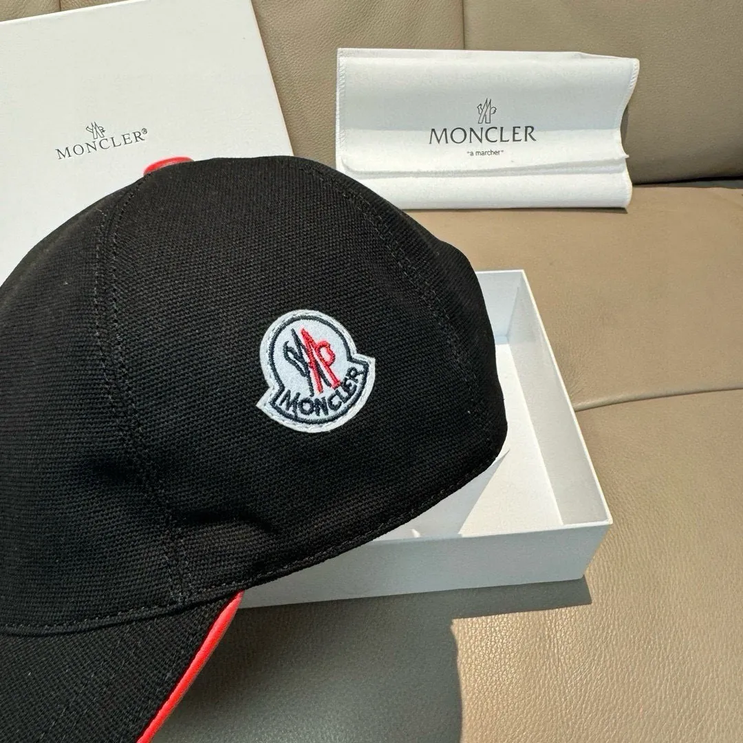 p90., Moncler muzzle classic original baseball cap, classic and popular style, 1:1 mold opening and customization at the counter, original canvas fabric + first layer of cowhide, pure cotton lining, light and breathable! The quality is great, the basic head circumference is 56cm, and the patch is adjustable.