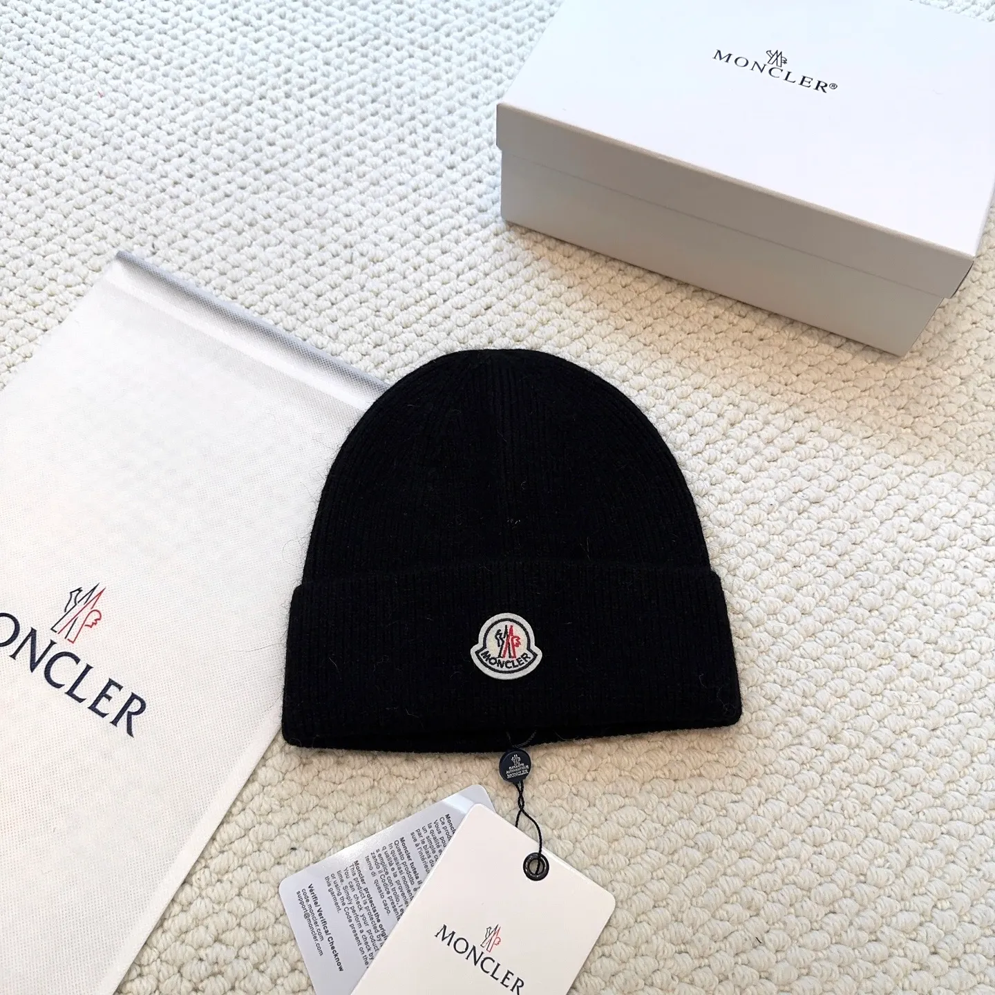 P80 with dust bag, high version Moncler Moncler 💥Official website classic knitted hat, replica of the original. Very soft and skin-friendly, very elastic 💓 Textured and very versatile style ~ Warm cashmere woolen hat, one size fits all and elastic ~ Unisex, can be worn by any head size. Super quality, highly recommended