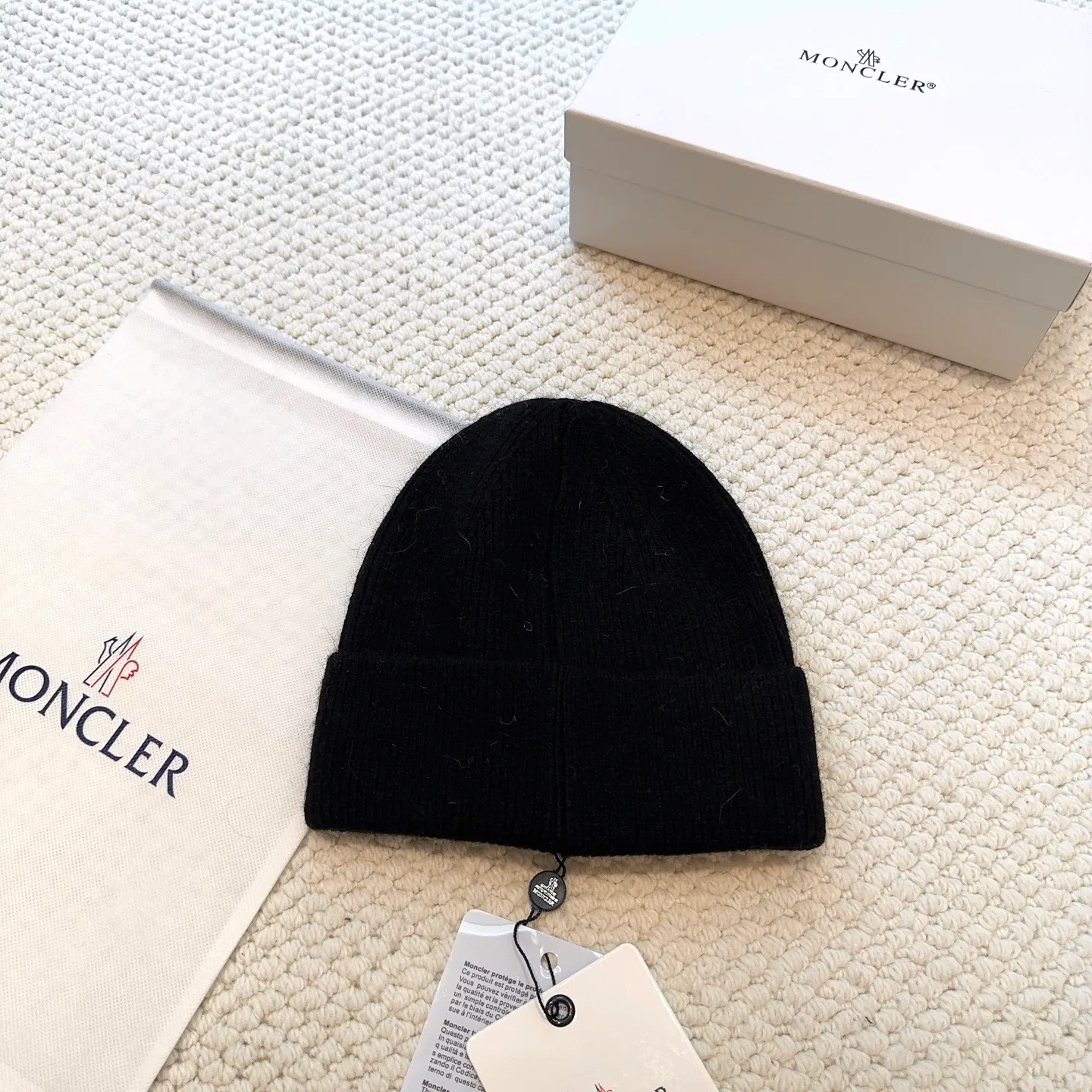 P80 with dust bag, high version Moncler Moncler 💥Official website classic knitted hat, replica of the original. Very soft and skin-friendly, very elastic 💓 Textured and very versatile style ~ Warm cashmere woolen hat, one size fits all and elastic ~ Unisex, can be worn by any head size. Super quality, highly recommended