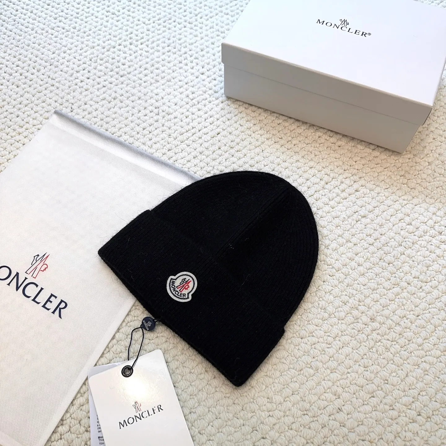 P80 with dust bag, high version Moncler Moncler 💥Official website classic knitted hat, replica of the original. Very soft and skin-friendly, very elastic 💓 Textured and very versatile style ~ Warm cashmere woolen hat, one size fits all and elastic ~ Unisex, can be worn by any head size. Super quality, highly recommended