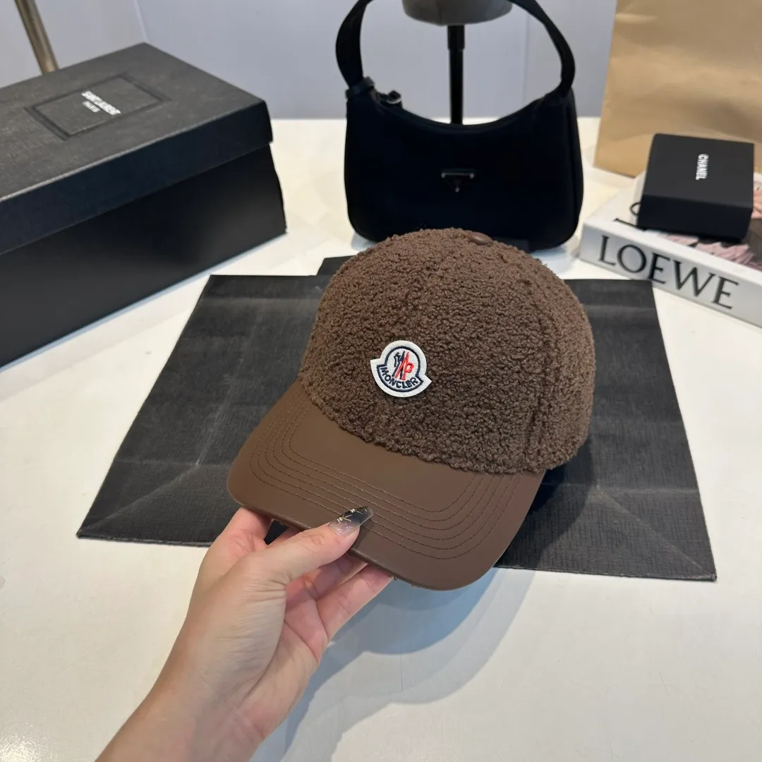 P 54 MONCLER lambswool and leather baseball cap with mouth, suitable for young and fashionable people, with strong visual effect, three-dimensional letters, good-looking and high-quality!